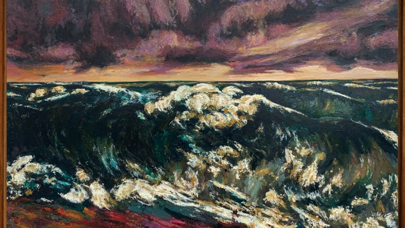 Pintura emoldurada retrata o mar em movimento sob um c&eacute;u carregado por nuvens densas em tons de roxo, rosa e cinza. Em primeiro plano, uma grande onda de &aacute;guas escuras se ergue com espuma branca destacada por pinceladas expressivas. A linha do horizonte aparece ao fundo, iluminada por uma faixa clara de luz que contrasta com a atmosfera dram&aacute;tica da cena.