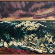 Pintura emoldurada retrata o mar em movimento sob um c&eacute;u carregado por nuvens densas em tons de roxo, rosa e cinza. Em primeiro plano, uma grande onda de &aacute;guas escuras se ergue com espuma branca destacada por pinceladas expressivas. A linha do horizonte aparece ao fundo, iluminada por uma faixa clara de luz que contrasta com a atmosfera dram&aacute;tica da cena.